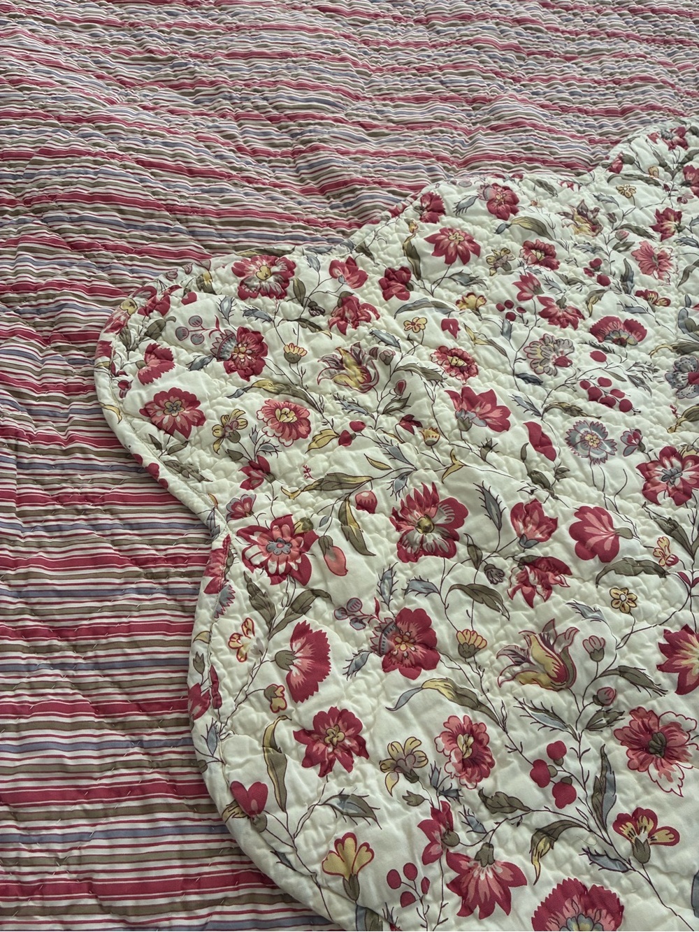 Pottery Barn Rare Floral Red and Cream Queen Quilt Scalloped Edge Cottagecore